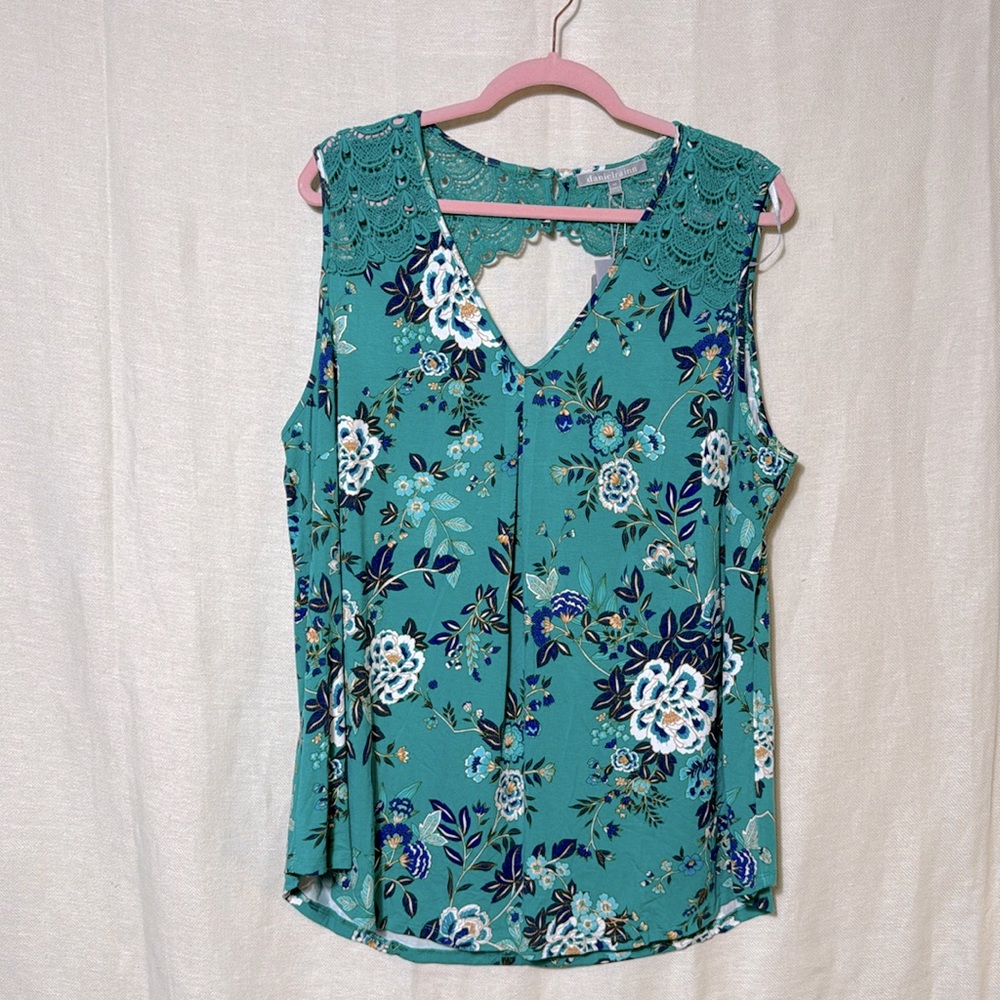 Daniel Rainn *NWT* Floral High-Low Blouse with Lace Detail